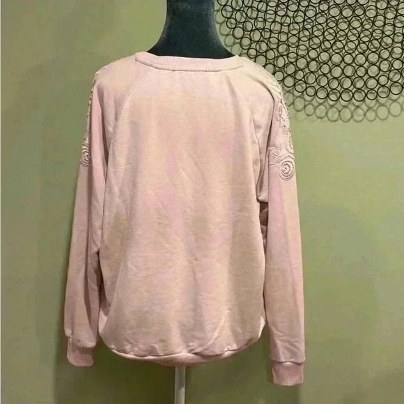 Gloria Vanderbilt Pink Sweatshirt with flower detail on shoulders- Size Large - Picture 5 of 6